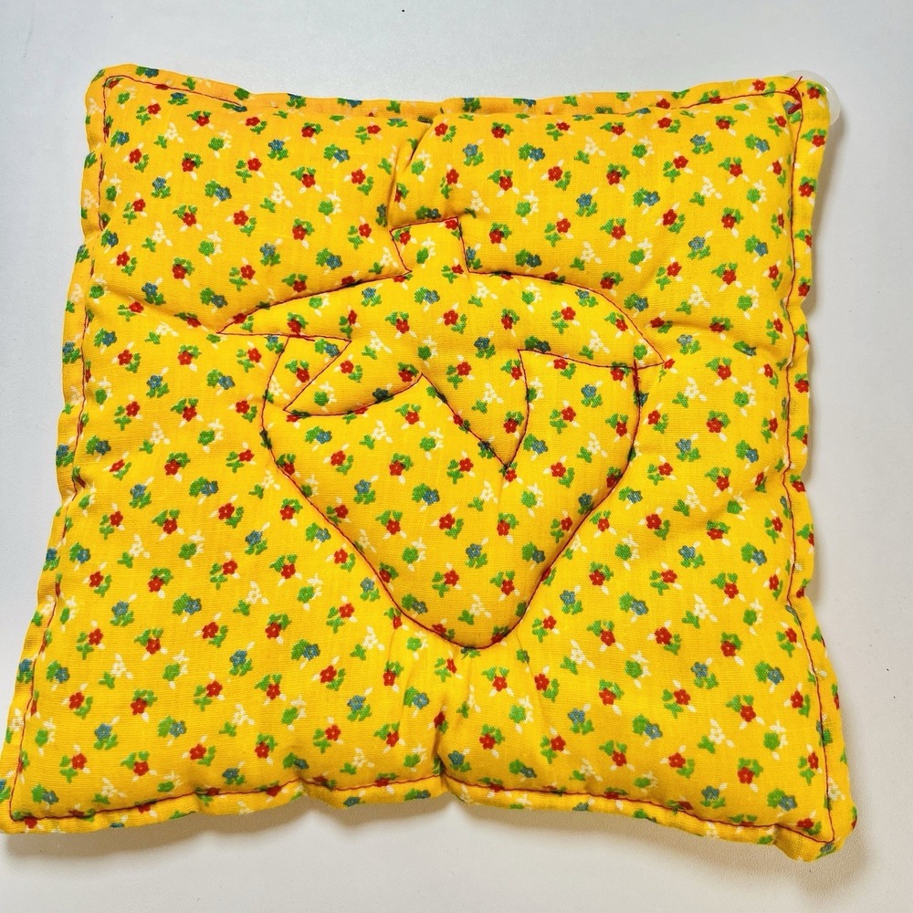 Strawberry & Floral Quilted Potholder - Handmade Retro Kitchen - Picture 2 of 6